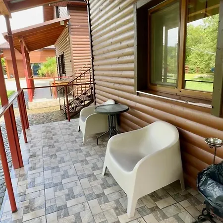 Pid Dubom карпати під дубом ゲストハウス 4*
